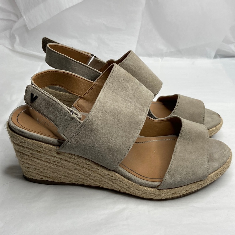 Vionic size 9 cream colored 3 inch wedge sandals in excellent condition
